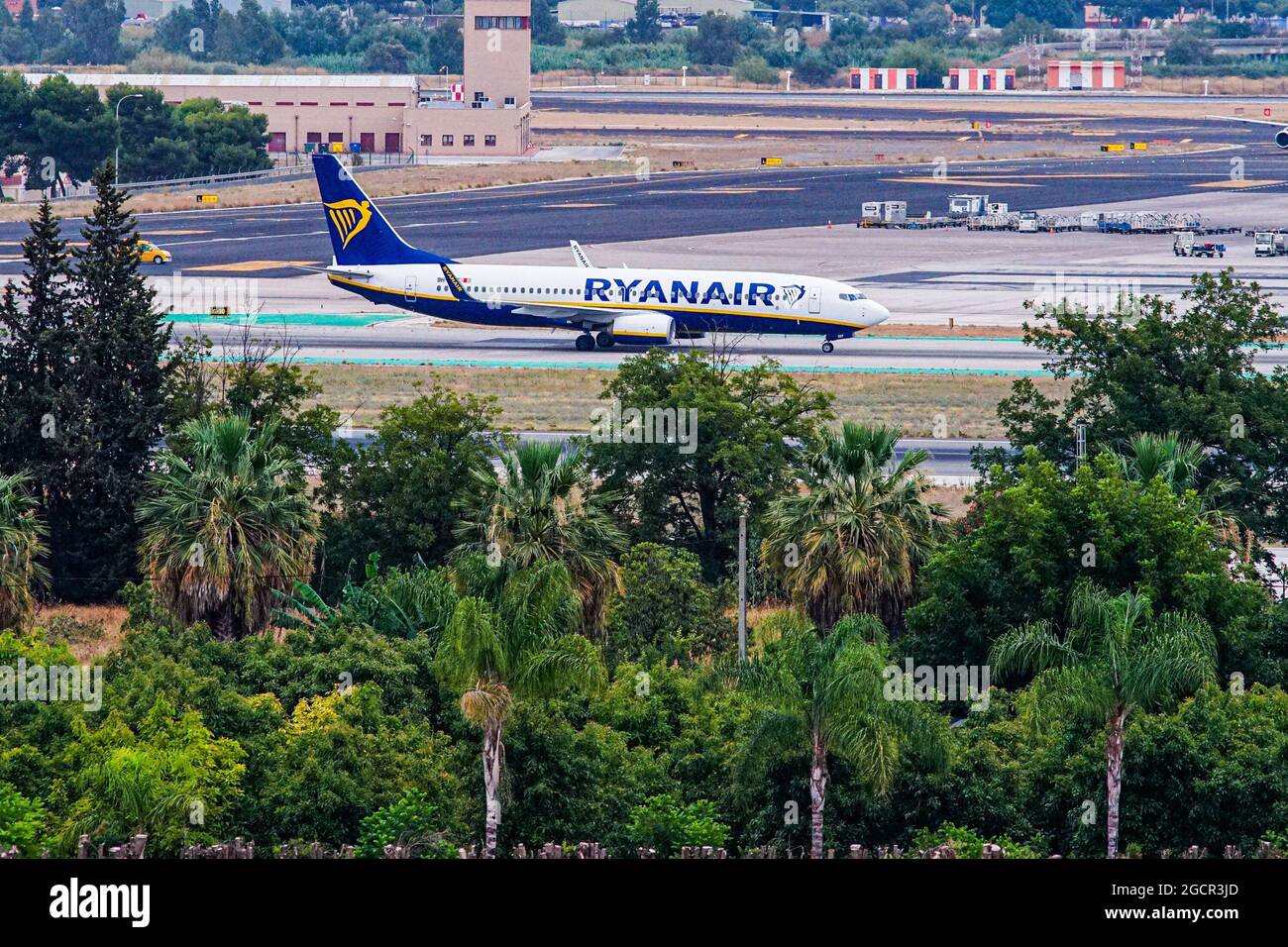 Malaga, Spagna. 09 agosto 2021. Un aereo Ryanair visto atterrare all'aeroporto di Malaga Costa del Sol, a Malaga. SKYTRAX ha assegnato il punteggio massimo all'aeroporto di Malaga - Costa del Sol nel programma di classificazione di sicurezza Covid-19. I turisti provenienti dal Regno Unito che sono già stati vaccinati contro Covid19 non dovranno essere messi in quarantena al ritorno dalla Spagna. (Foto di Francis Gonzalez/SOPA Images/Sipa USA) Credit: Sipa USA/Alamy Live News Foto Stock