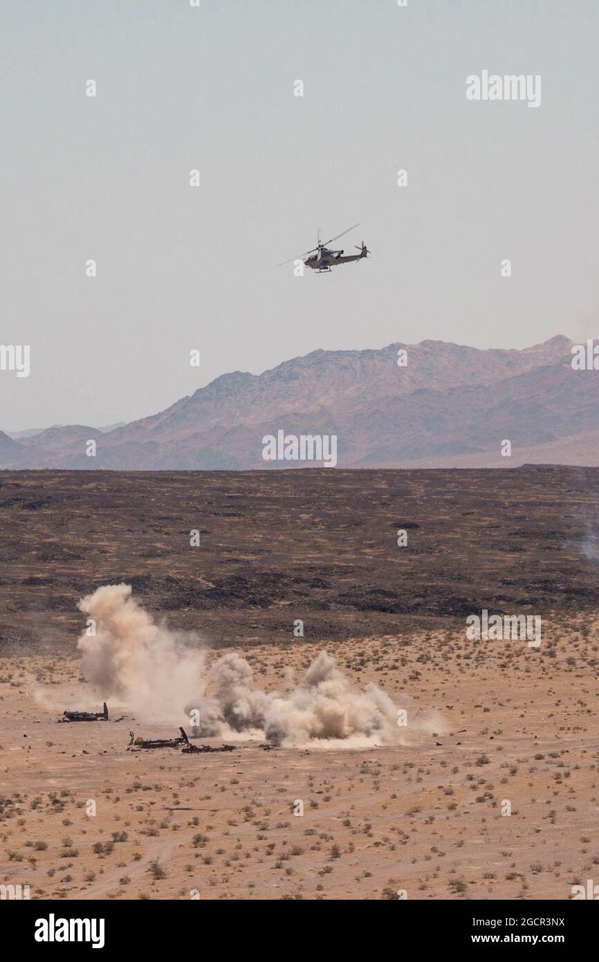 I Marines degli Stati Uniti con lo Squadrone di elicottero di attacco di luce marina (HMLA) 773 forniscono il supporto dell'aria vicino per un recupero dell'aereo di fuoco vivo durante l'esercitazione integrata di addestramento (ITX) 4-21 al centro di combattimento di terra dell'aria del corpo marino, Palms di Twentynine, California il 5 agosto 2021. HMLA-773 sostiene la Marine Air Ground Task Force 25 come parte dell'elemento di combattimento aereo durante l'ITX, fornendo un supporto aereo stretto e un supporto aereo profondo all'elemento di combattimento a terra. (STATI UNITI Marine Corps foto di Lance CPL. David Intriago) Foto Stock