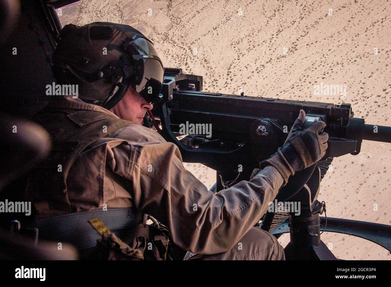 Un US Marine with Marine Light Attack Helicopter Squadron (HMLA) 773 fornisce uno stretto supporto aereo per Marines durante l'esercizio di addestramento integrato (ITX) 4-21 al Marine Corps Air Ground Combat Center, Twentynine Palms, California il 5 agosto 2021. HMLA-773 sostiene la Marine Air Ground Task Force 25 come parte dell'elemento di combattimento aereo durante l'ITX, fornendo un supporto aereo stretto e un supporto aereo profondo all'elemento di combattimento a terra. (STATI UNITI Marine Corps foto di Lance CPL. David Intriago) Foto Stock