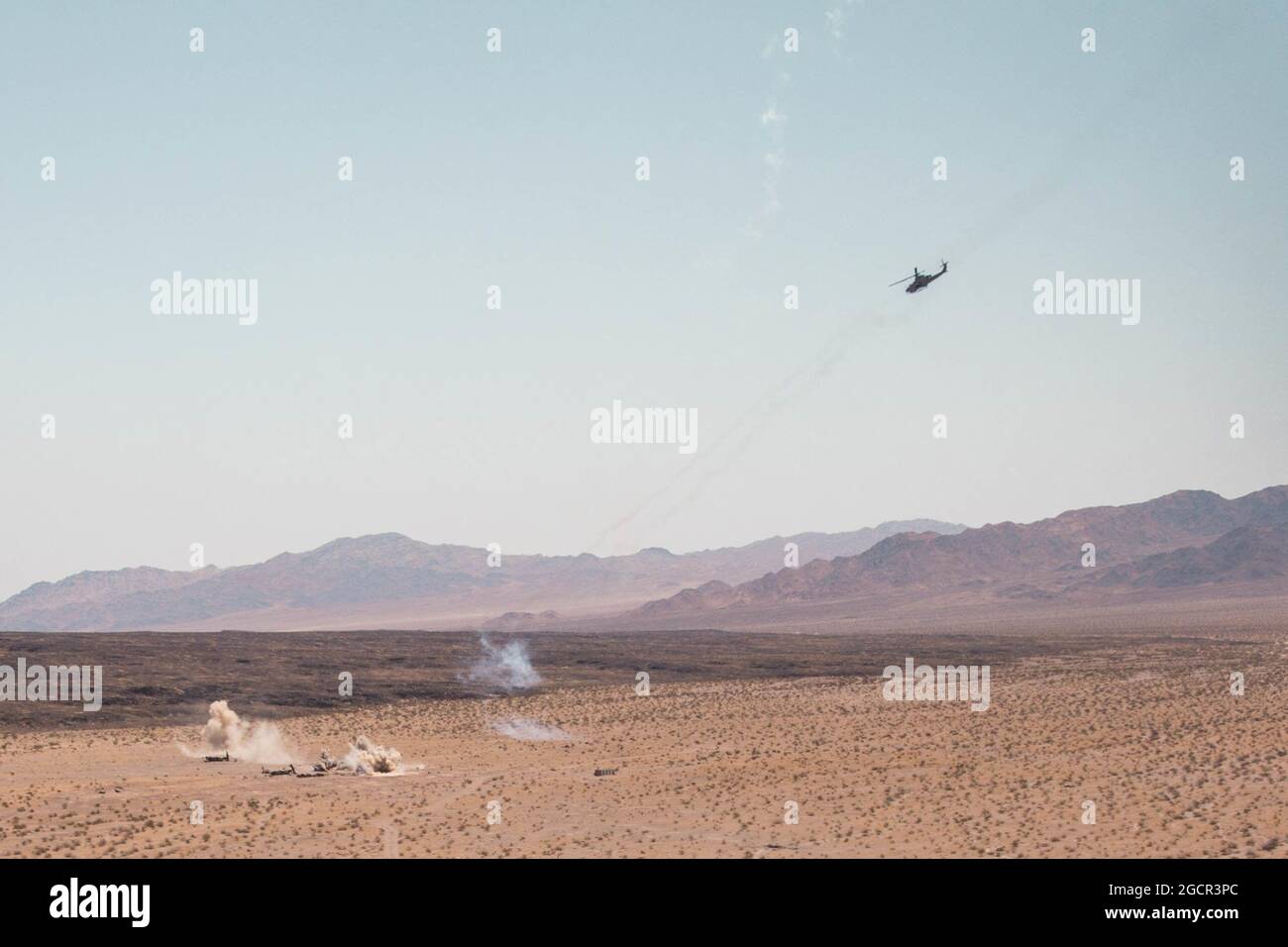 I Marines degli Stati Uniti con lo Squadrone di elicottero di attacco di luce marina (HMLA) 773 forniscono il supporto dell'aria vicino per un'esercitazione di recupero dell'aereo di fuoco vivo durante l'esercitazione integrata di addestramento (ITX) 4-21 al centro di combattimento di terra dell'aria del corpo marino, Palms di Twentynine, California il 5 agosto 2021. HMLA-773 sostiene la Marine Air Ground Task Force 25 come parte dell'elemento di combattimento aereo durante l'ITX, fornendo un supporto aereo stretto e un supporto aereo profondo all'elemento di combattimento a terra. (STATI UNITI Marine Corps foto di Lance CPL. David Intriago) Foto Stock