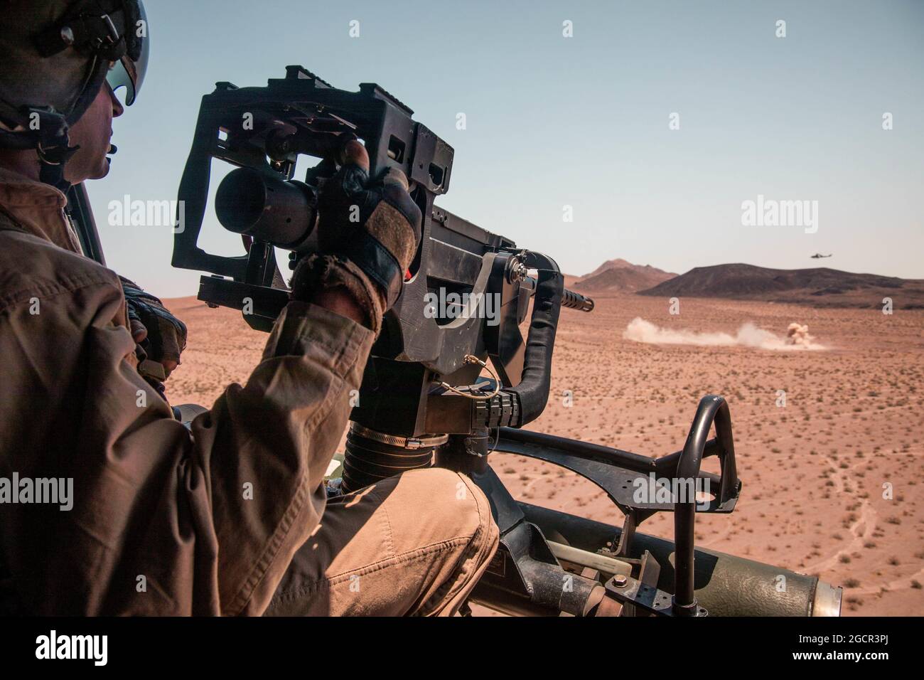 Un US Marine with Marine Light Attack Helicopter Squadron (HMLA) 773 fornisce un supporto aereo stretto durante l'esercizio di addestramento integrato (ITX) 4-21 al Marine Corps Air Ground Combat Center, Twentynine Palms, California il 5 agosto 2021. HMLA-773 sostiene la Marine Air Ground Task Force 25 come parte dell'elemento di combattimento aereo durante l'ITX, fornendo un supporto aereo stretto e un supporto aereo profondo all'elemento di combattimento a terra. (STATI UNITI Marine Corps foto di Lance CPL. David Intriago) Foto Stock