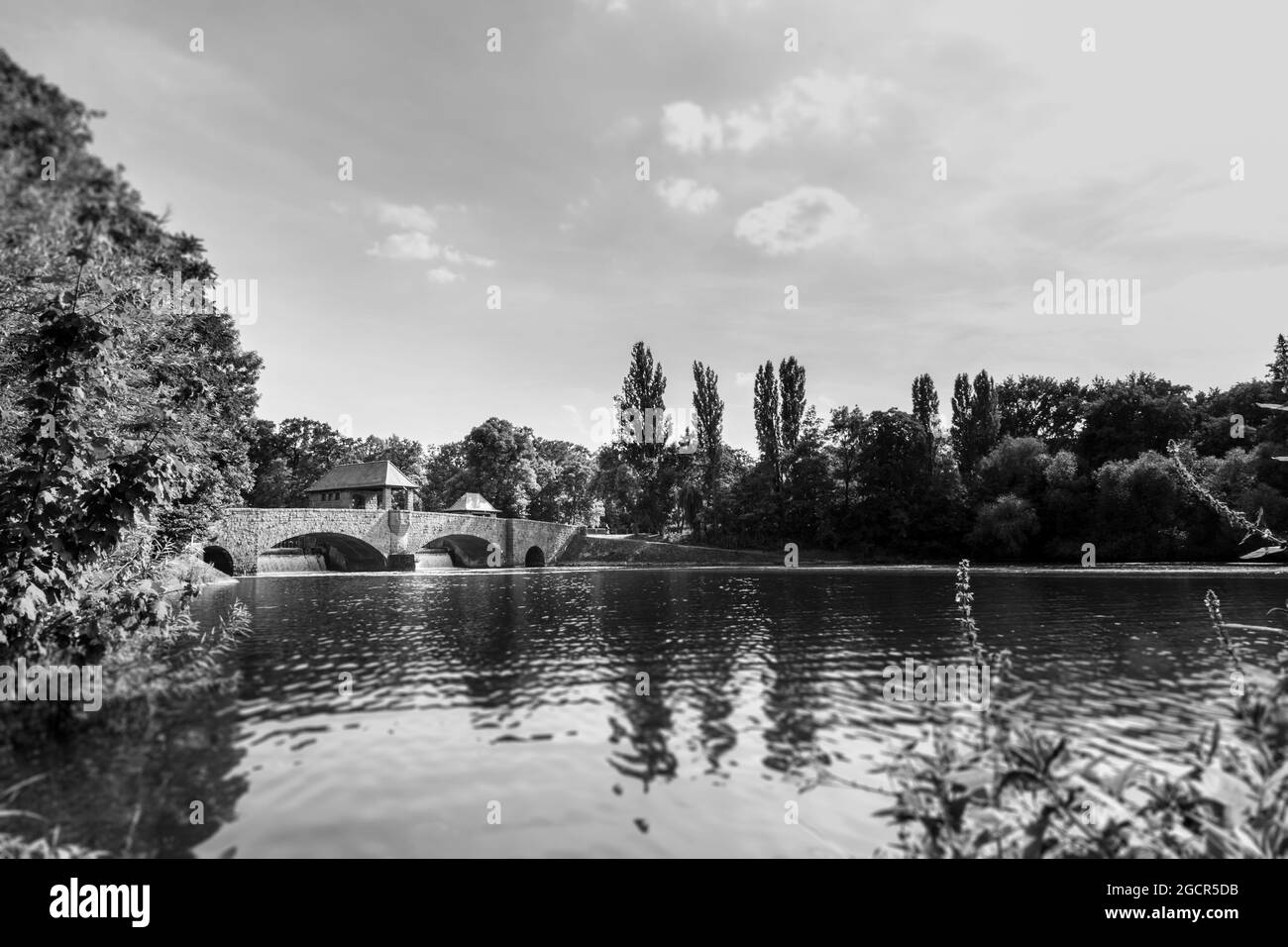 Weir del fiume Elster nella città di Lipsia. L'elsterwehr nella bellissima Lipsia, Sassonia, Germania. Lo stregone nel mezzo della Clara Zetkin Foto Stock