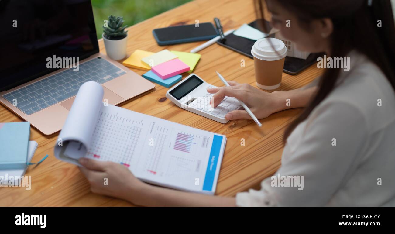 Uomo d'affari o avvocato contabile di lavoro investimento finanziario in ufficio, utilizzando calcolatrice analisi finanziaria documento rapporto immobiliare e prestito domestico Foto Stock