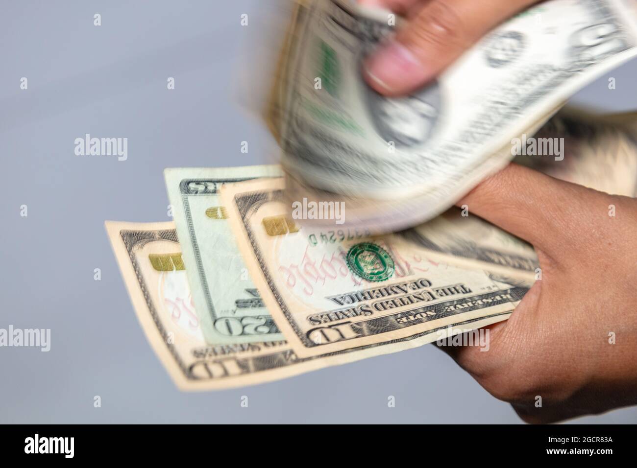 Le mani femminili contano noi dollari. La mano della donna conta la valuta degli stati uniti. Un mazzo di banconote americane. La valuta mondiale è il dollaro statunitense. 1 Foto Stock