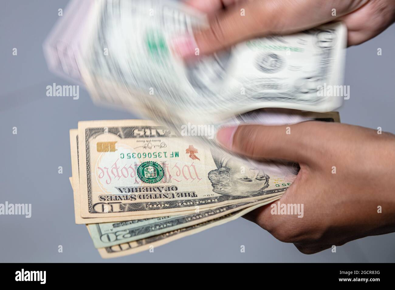 Le mani femminili contano noi dollari. La mano della donna conta la valuta degli stati uniti. Un mazzo di banconote americane. La valuta mondiale è il dollaro statunitense. 1 Foto Stock
