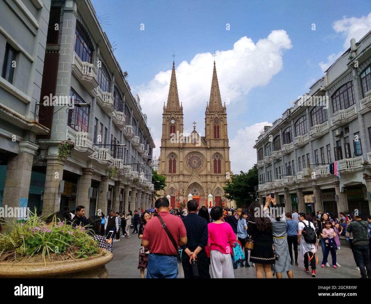 La bella Cattedrale del Sacro cuore di Guangzhou una famiglia di tre centrati con l'ingresso Foto Stock