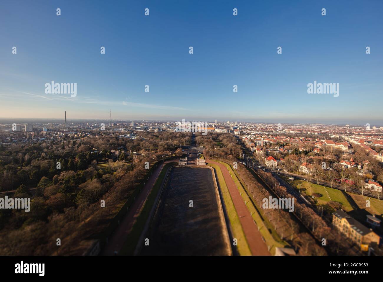 Vista aerea sullo skyline invernale della città di Lipsia. Il monumento della battaglia delle nazioni getta la sua ombra sul paesaggio. Vista panoramica di Foto Stock