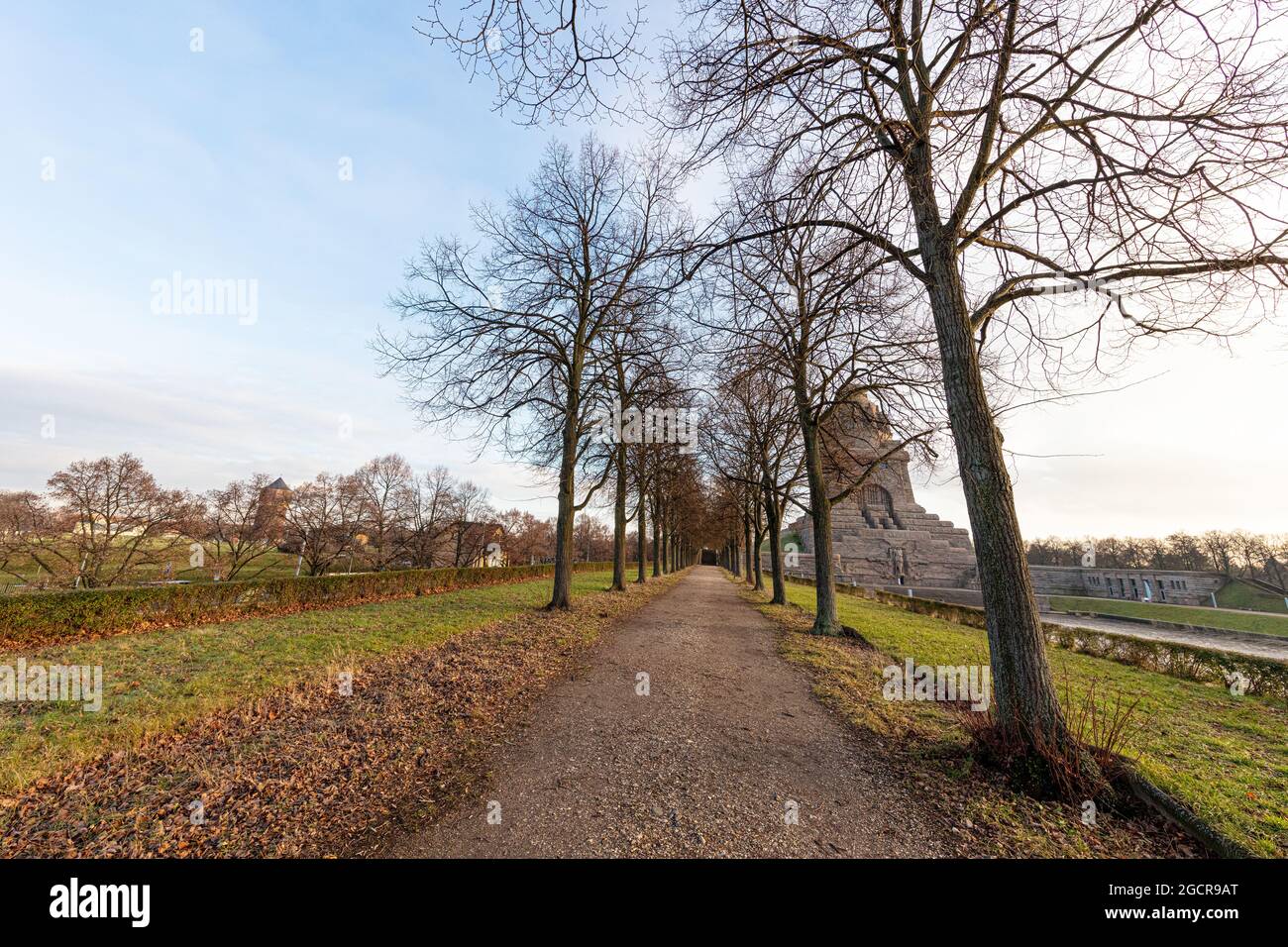 Il parco intorno al monumento della battaglia delle nazioni alla città di Lipsia, Sassonia, Germania. Un ampio angolo di ripresa nell'aria fredda e limpida dell'inverno. Il Foto Stock