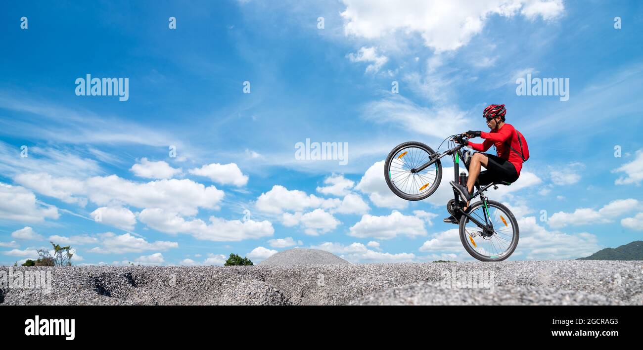 Giovane uomo in mountain bike sulle montagne Foto Stock
