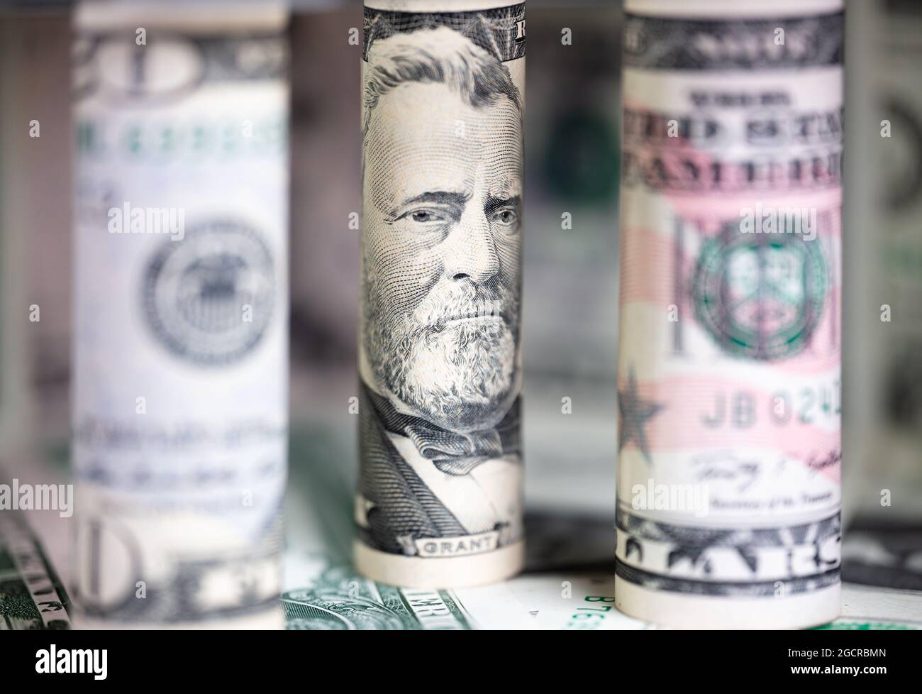 Primo piano fino a 50 dollari USA . Macrofotografia delle banconote americane rotolate. In background, un'ulteriore nomina del denaro statunitense. Il ritratto sul 5 Foto Stock
