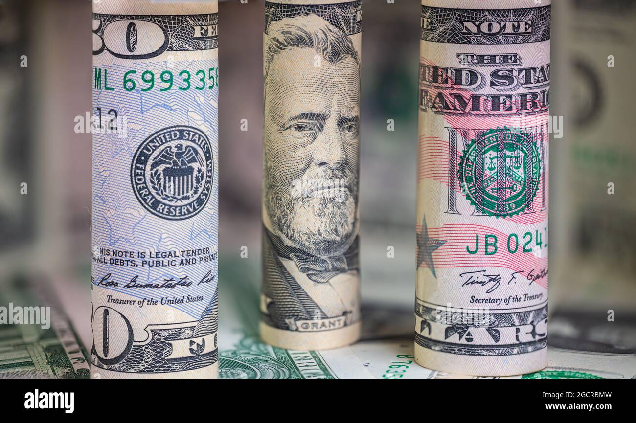 Primo piano fino a 50 dollari USA . Macrofotografia delle banconote americane rotolate. In background, un'ulteriore nomina del denaro statunitense. Il ritratto sul 5 Foto Stock