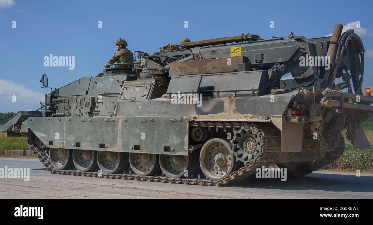 British Army Challenger Armored Repair and Recovery Vehicle (CRARRV) in un esercizio di addestramento militare, salisbury Plain wiltshire UK Foto Stock