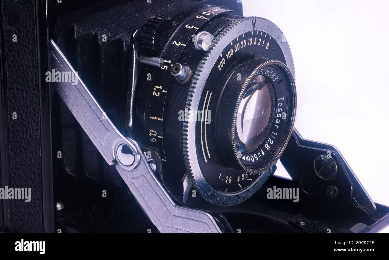 Lipsia, Sachsen, Germania - 29 settembre 2020: Primo piano di una vecchia fotocamera polverosa e graffiata dei primi anni '60 con un obiettivo pieghevole da 50 mm. De Foto Stock