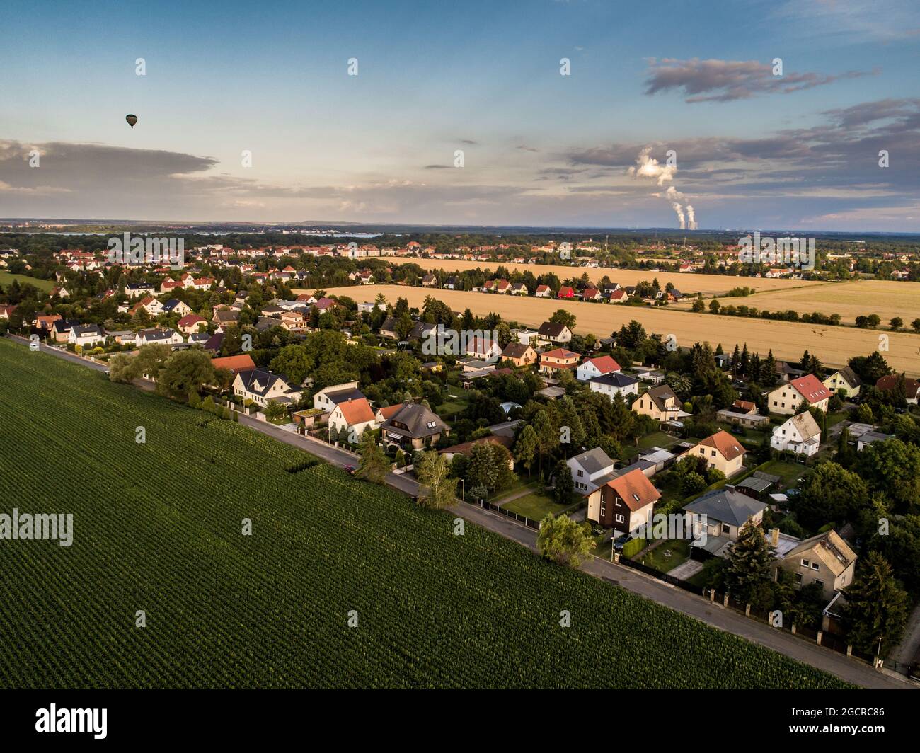 Vista aerea sul piccolo villaggio di Knautkleeberg vicino alla città di Lipsia, Germania. Il drone ha girato sopra i sobborghi di Lipsia. Con una centrale elettrica Foto Stock