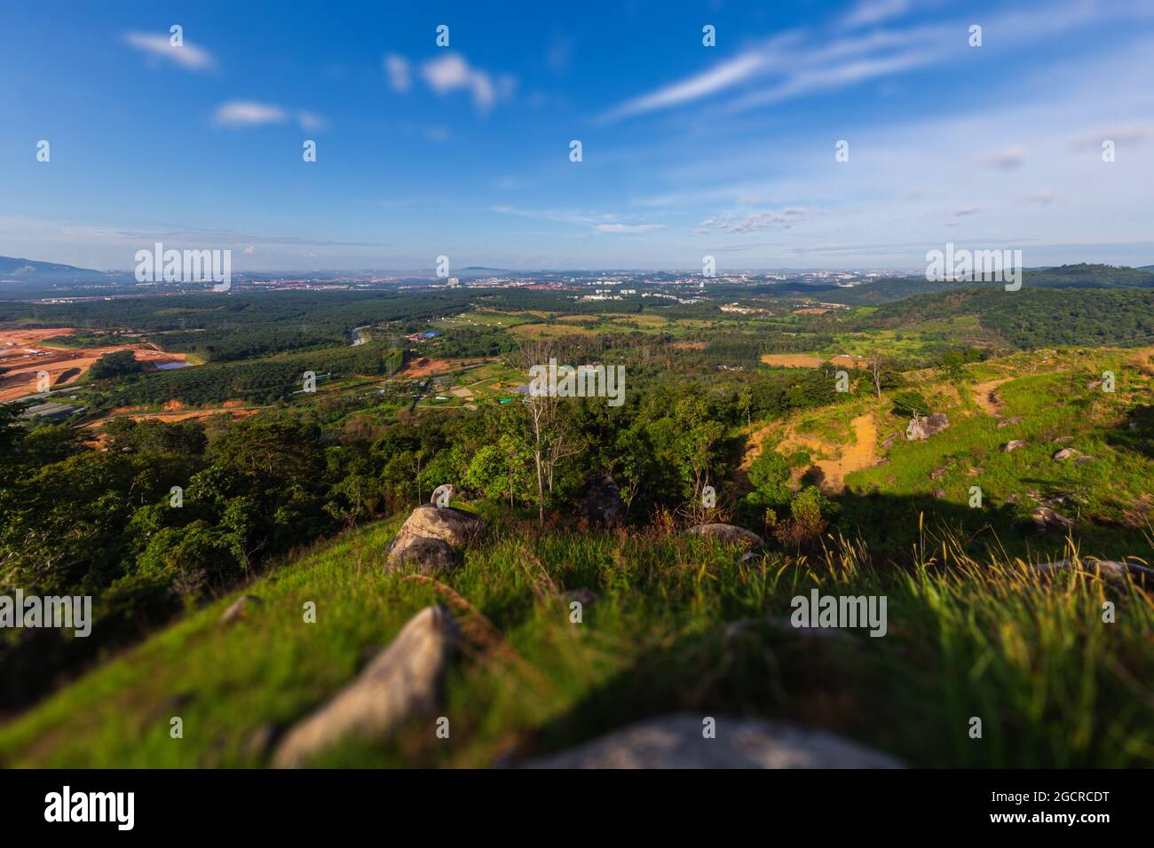 In cima alla collina di Broga, Selangor, Malesia. Inclina la vista dello spostamento sul paesaggio di Selangor dalla cima delle montagne. Vista aerea sull'ampio hori Foto Stock