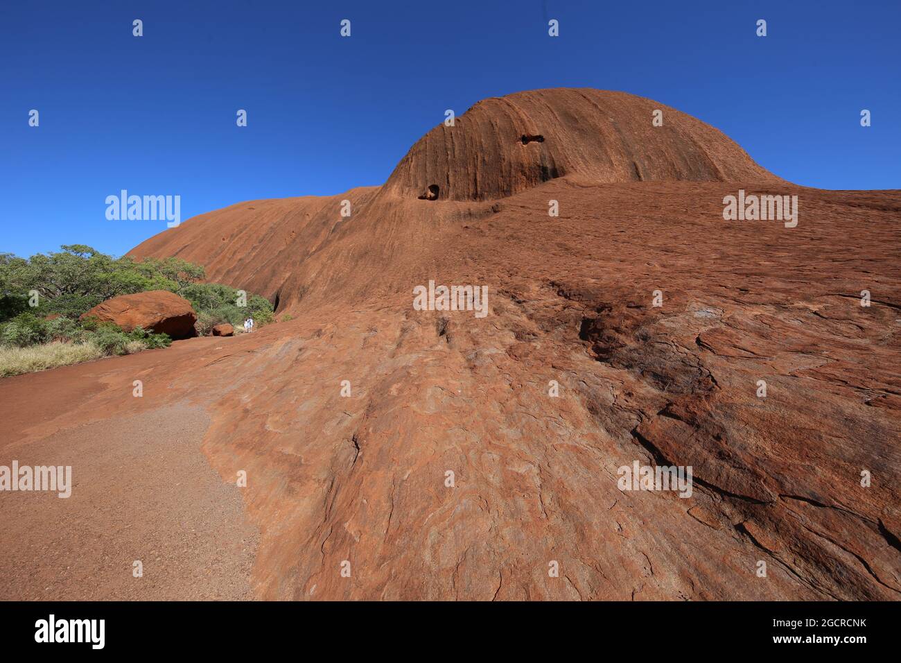 L'Ayers Rock o Uluru all'Outback australiano. La grande roccia rossa nel deserto dell'Australia centrale. Un luogo santo per gli aborigeni. Dal 2020 Foto Stock
