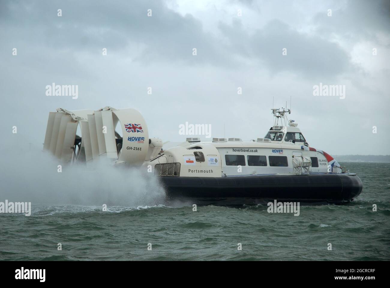 Isola Flyer (GH-2161), un Griffon Hoverwork 12000TD hovercraft da Hovertravel sul Solent tra Southsea (Hampshire) & Ryde (Isle of Wight, Regno Unito. Foto Stock