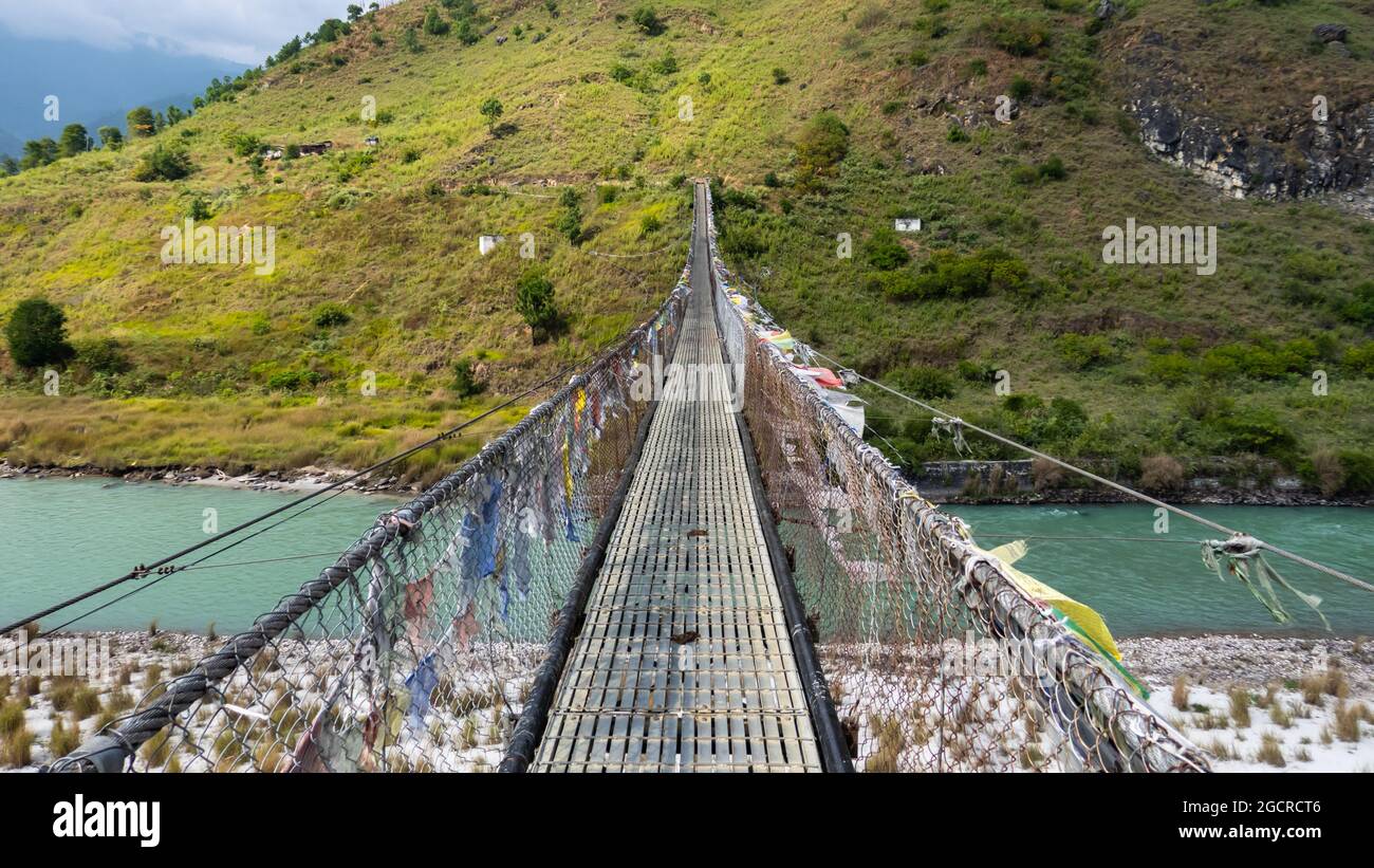 Il ponte sospeso più lungo dell'Himalaya vicino alla città di Punakha nell'Himalaya del Bhutan. Conosciuta per il Punakha Dzong, una fortezza del XVII secolo a. Foto Stock