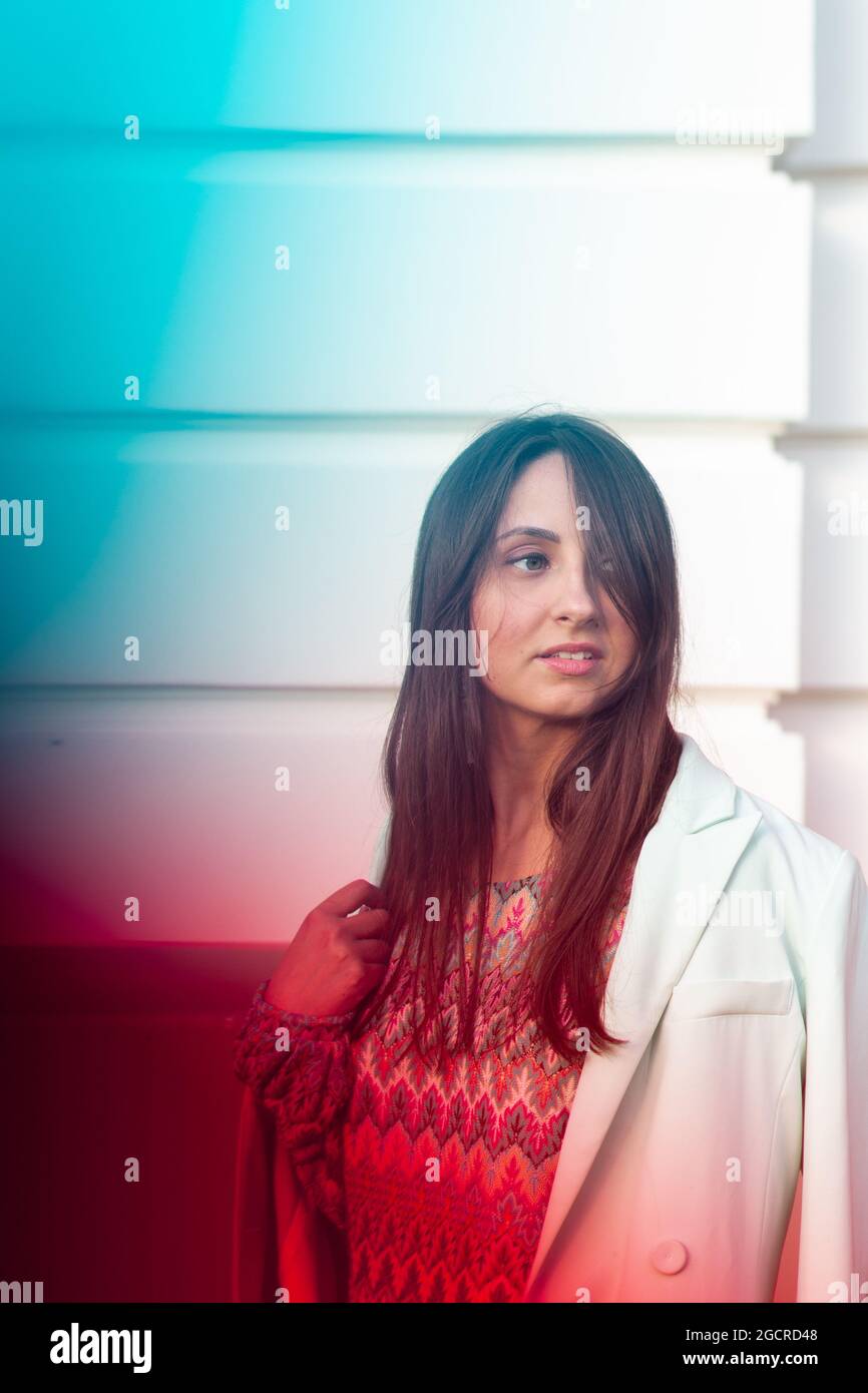 Ritratto di una bella giovane caucasica dai capelli scuri con le linee blu e rosse Foto Stock