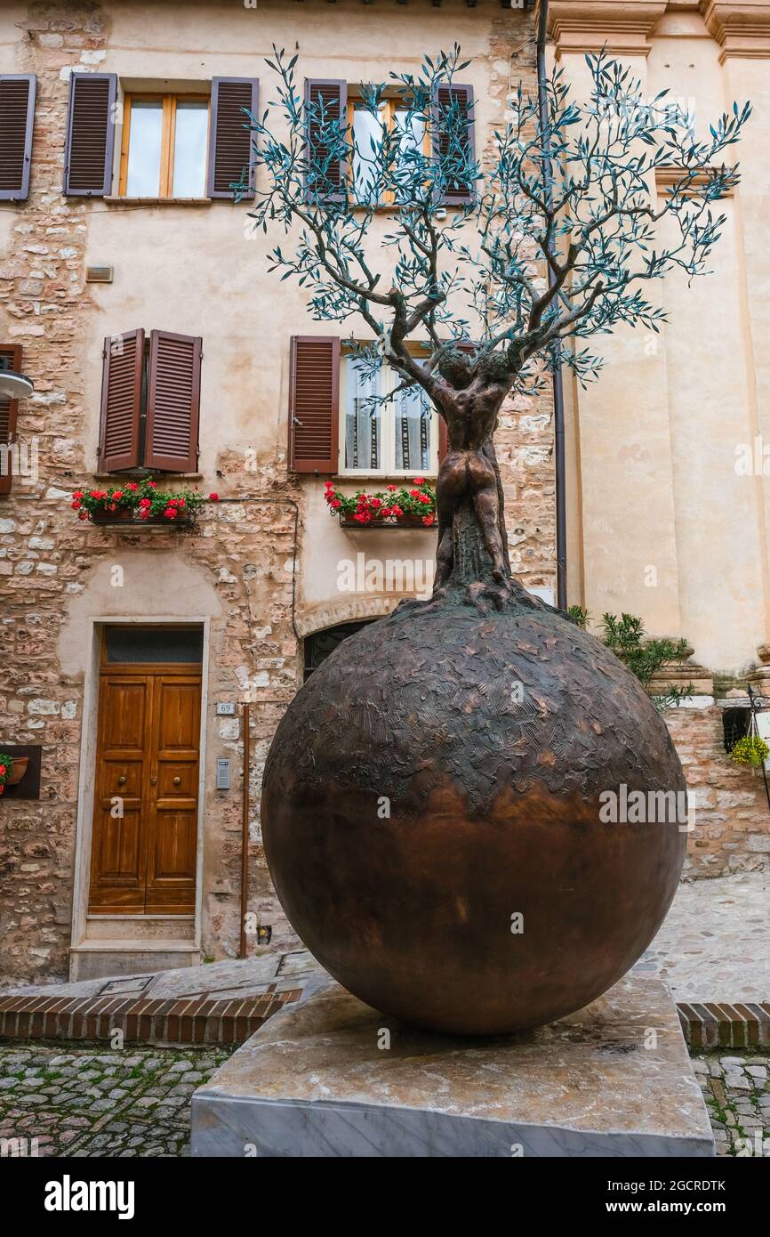 Scultura albero della vita in Piazzetta Guiseppe Mazzoni a Spello in Umbria  Foto stock - Alamy