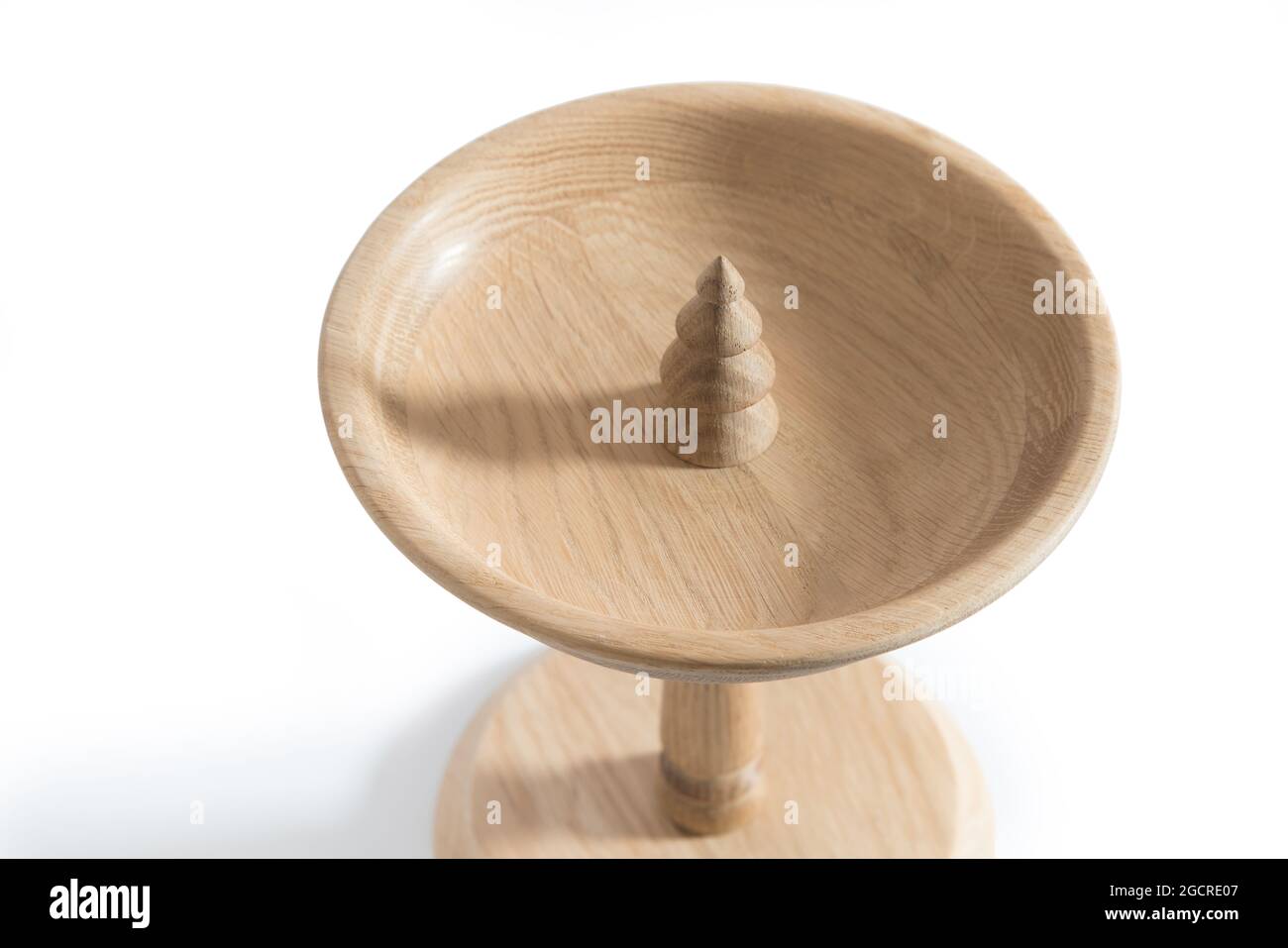 Vassoio di legno a tema albero di Natale per pasticceria isolato su sfondo bianco Foto Stock