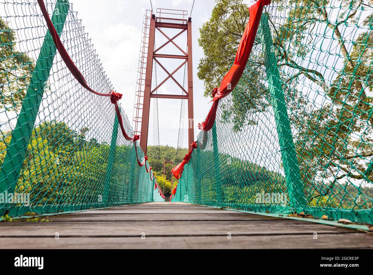 Ponte sospeso su una piccola valle vicino al Tempio di Sak Dato e alla  collina di Broga. Attrazione turistica non lontano dalla capitale Kuala  Lumpur. Rosso e verde Foto stock - Alamy