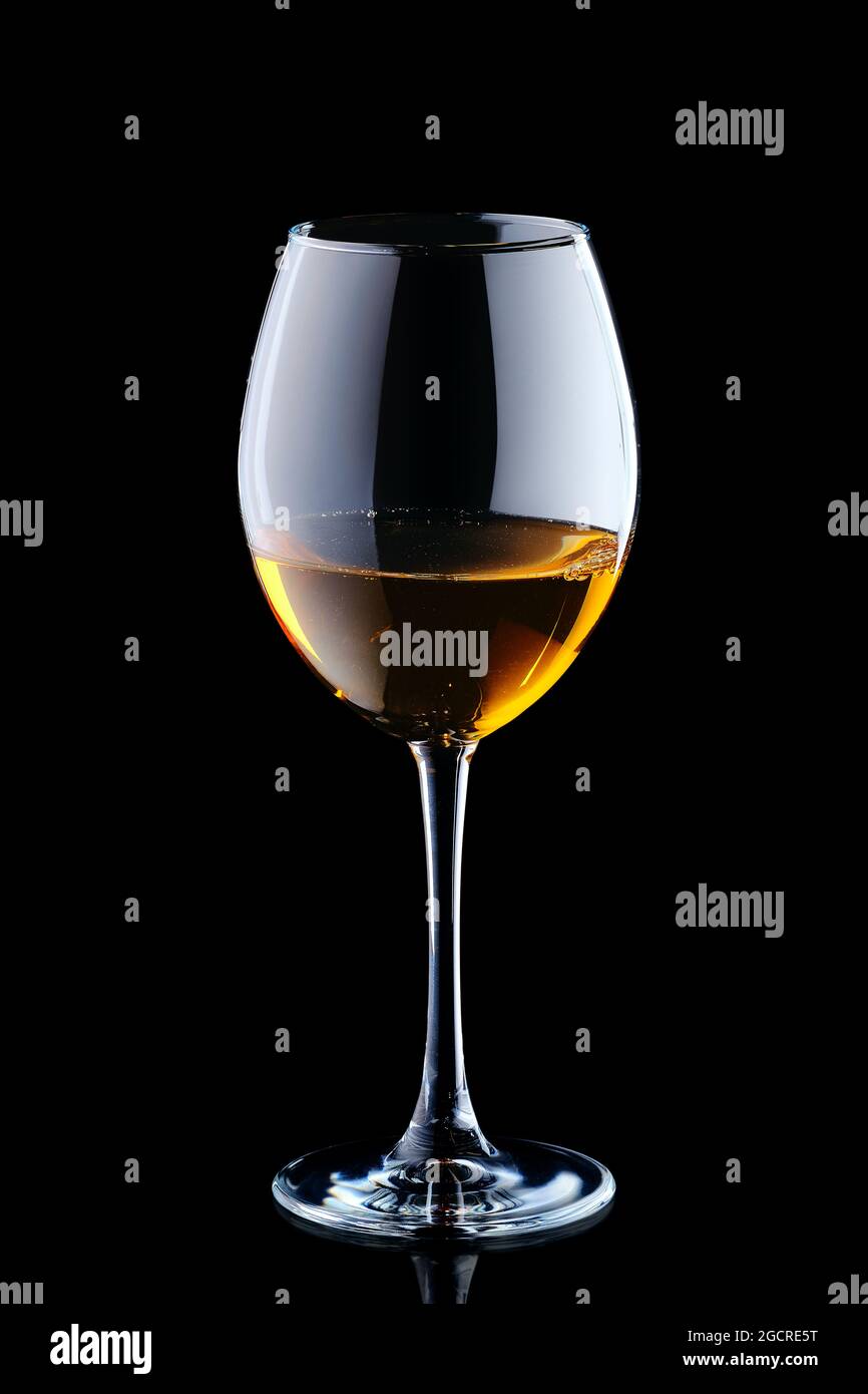 Bicchiere con vino bianco isolato su fondo nero Foto Stock