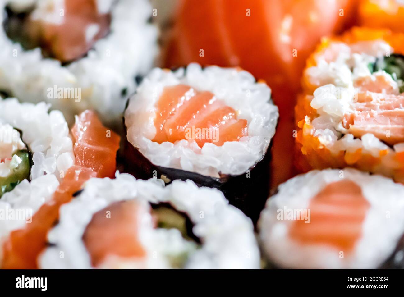 Mangiare vari sushi. Maki, uramaki, hosomaki, sahimi e nigiri in un piatto, primo piano composizione Foto Stock
