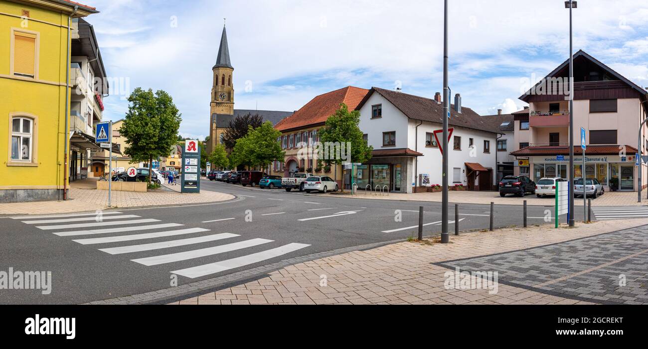 Meckesheim, Germania: 5 agosto 2021: Centro del villaggio della comunità di Meckesheim nella Germania meridionale con la chiesa protestante e la strada principale Foto Stock