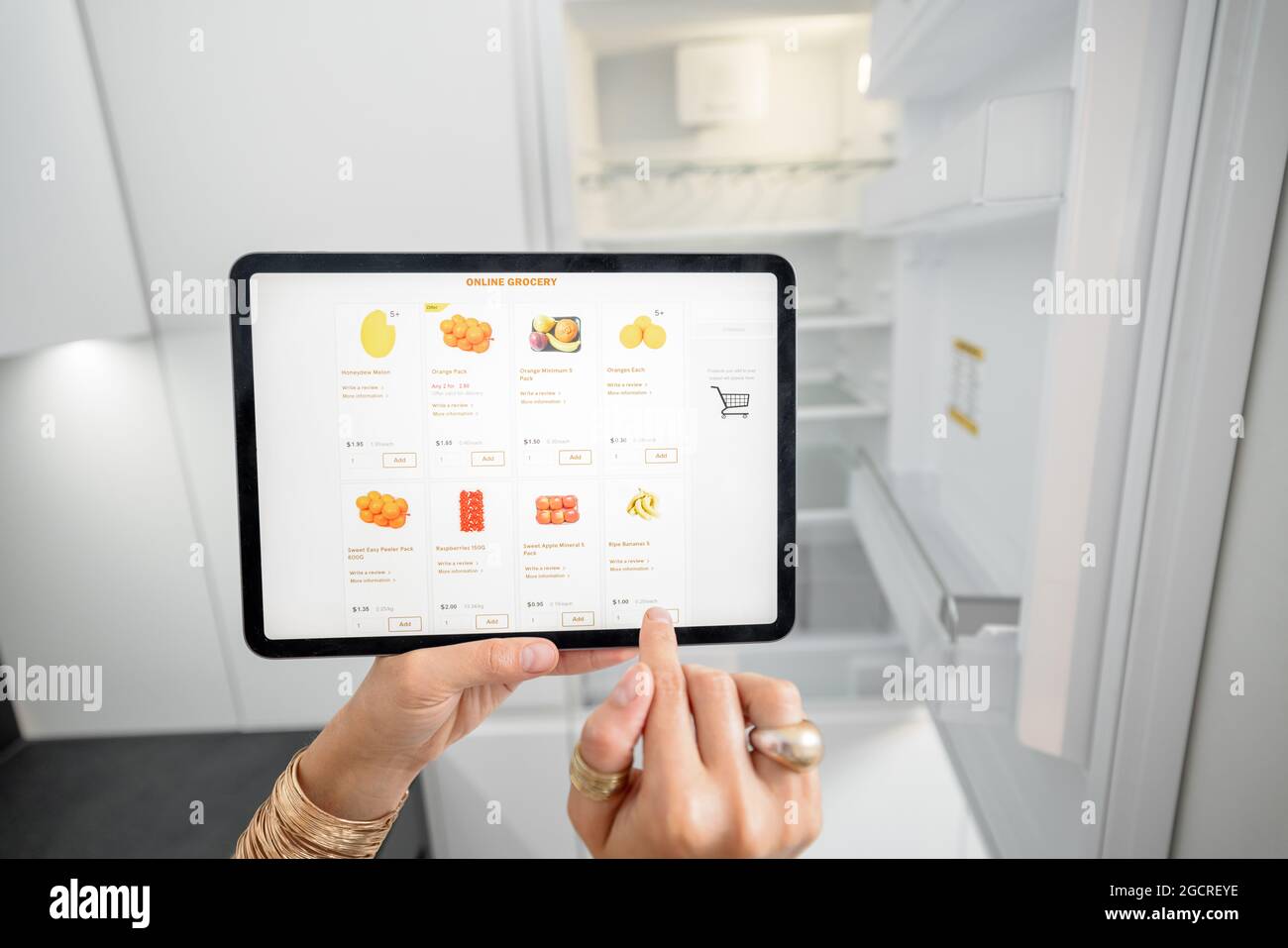 Acquisti online di generi alimentari utilizzando un tablet digitale Foto Stock