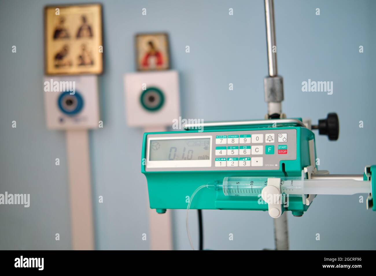 Una pompa a siringa, un contagocce per anestesia e somministrazione di farmaci durante le operazioni e le procedure mediche in un ospedale Foto Stock