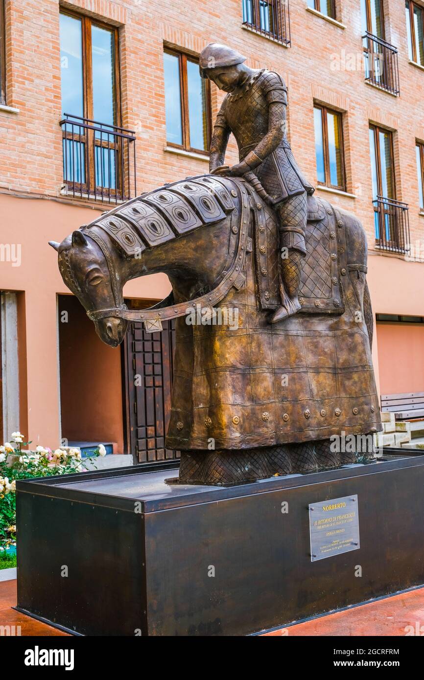 Statua intitolata 'il ritorno di San Francesco' a Spello Umbria Italia Foto Stock