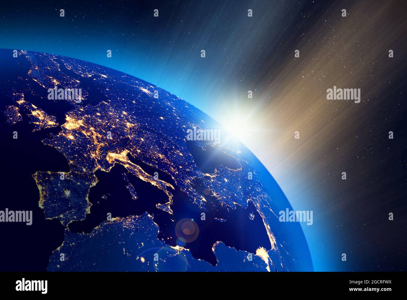 Illustrazione dell'alba sul pianeta Terra, luci della città europea visibili. Alcuni elementi dell'immagine fornita dalla NASA. Foto Stock