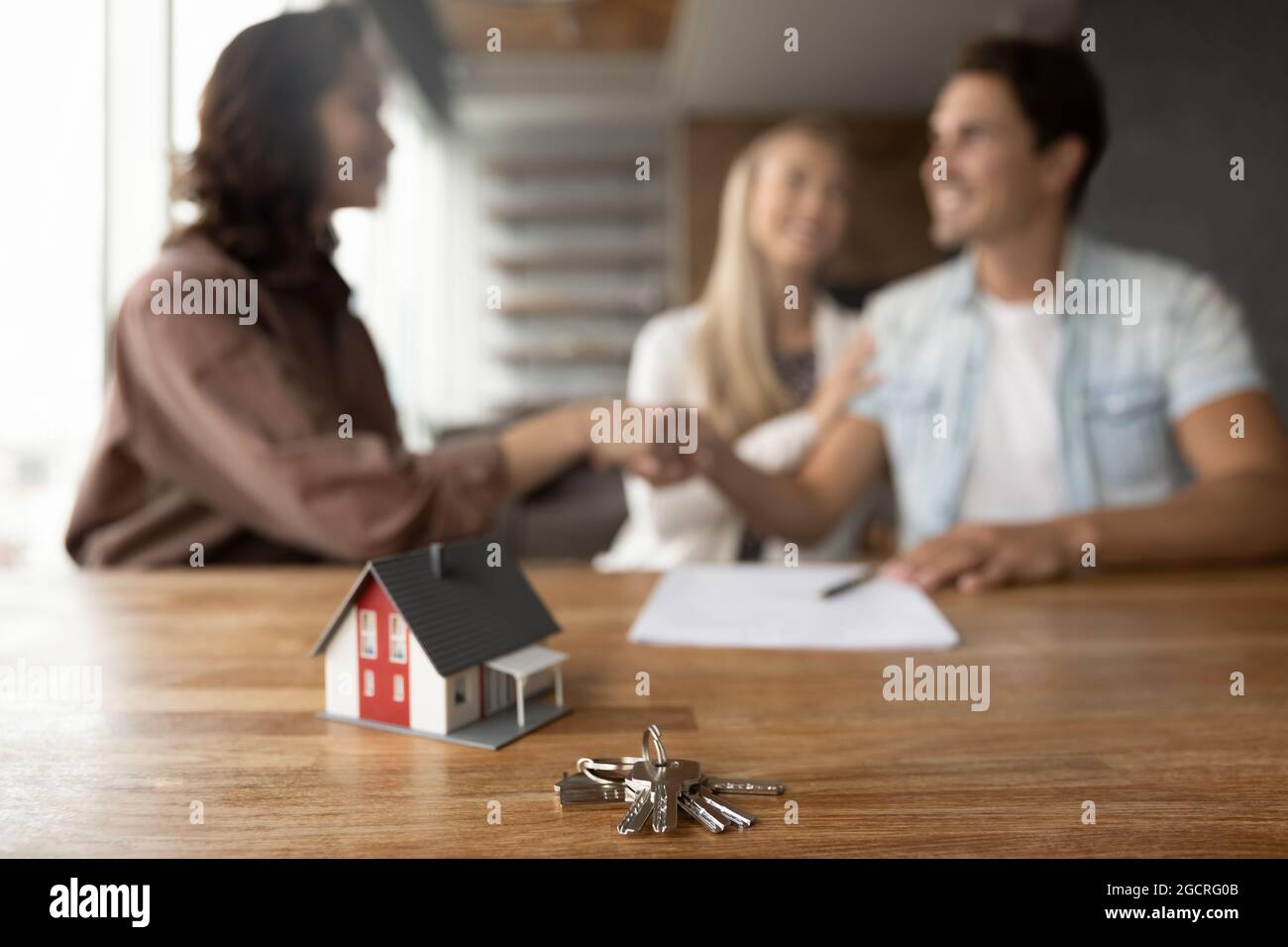 Primo piano del modello e della chiave della piccola casa giocattolo Foto Stock