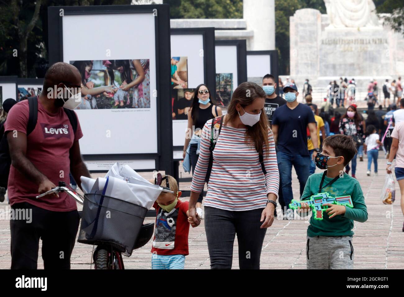Non esclusivo: CITTÀ DEL MESSICO, MESSICO - 8 AGOSTO: Le persone visitano la foresta di Chapultepec, senza seguire le regole di distanza sociale, mentre si gode Foto Stock