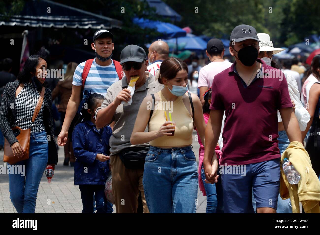 Non esclusivo: CITTÀ DEL MESSICO, MESSICO - 8 AGOSTO: Le persone visitano la foresta di Chapultepec, senza seguire le regole di distanza sociale, mentre si gode Foto Stock