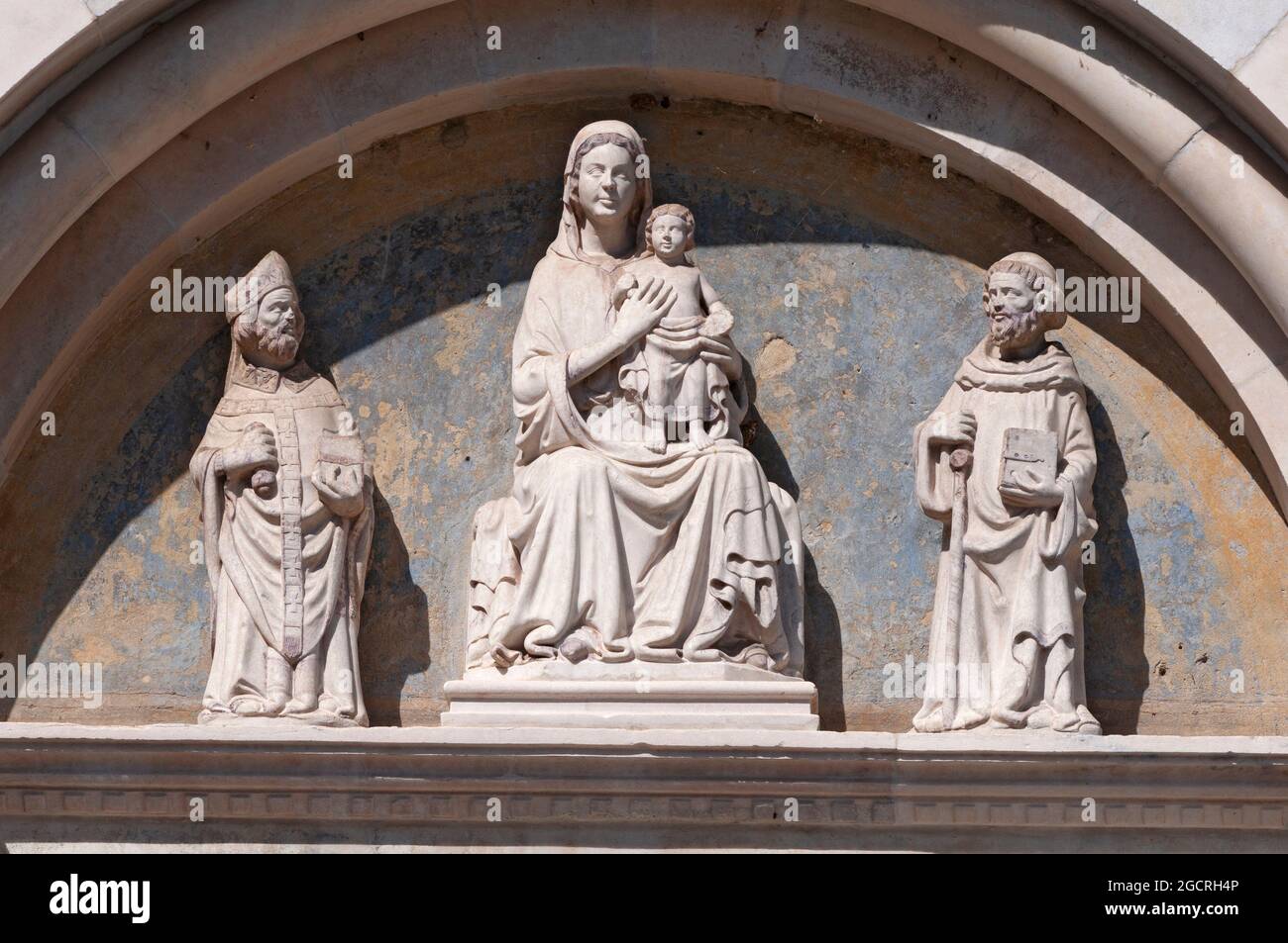 Italia, Lombardia, San Giuliano Milanese, Abbazia di Viboldone, Statua della Vergine Maria con Gesù Bambino Foto Stock