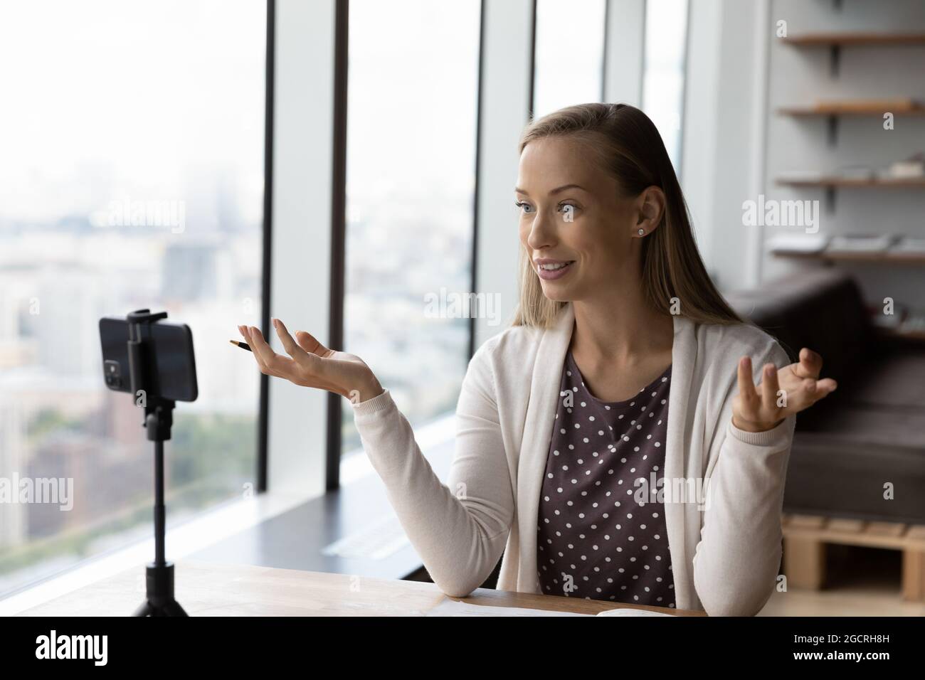 Un insegnante online sicuro che offre il webinar, registrando la lezione sullo smartphone Foto Stock