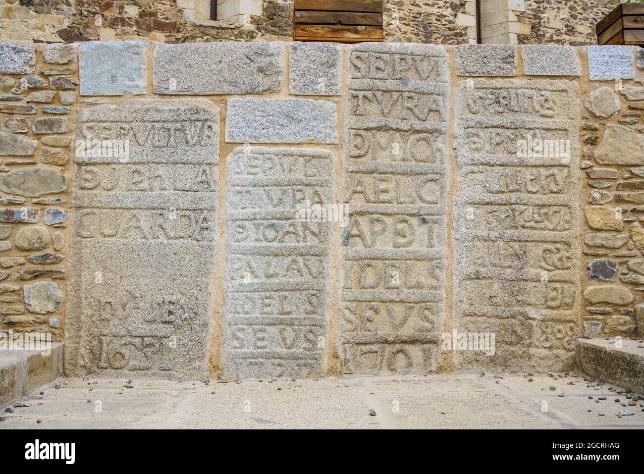 Llivia, Spagna. 2 agosto 2021. Vecchie lapidi di granito su un muro. Foto Stock