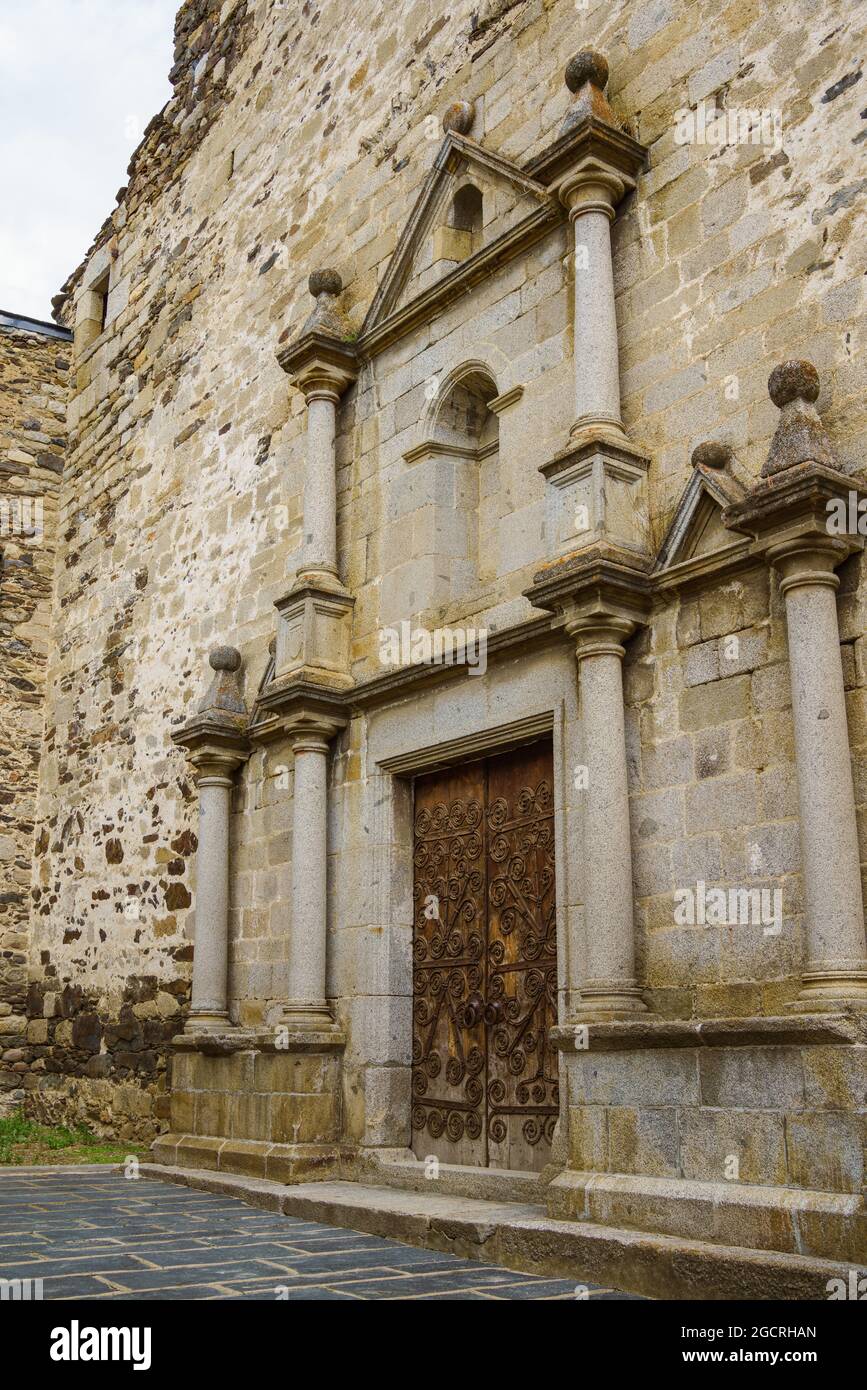 Facciata principale in stile rinascimentale della chiesa di Mare de Deu dels Angels a Llivia, Catalogna, Spagna. Foto Stock
