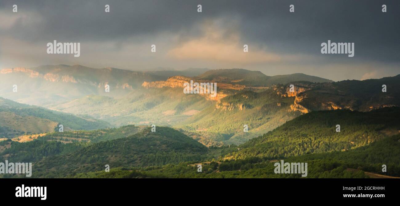 Amanecer de la Paz, un rayo de sol atrawiesa el gris paisaje Foto Stock