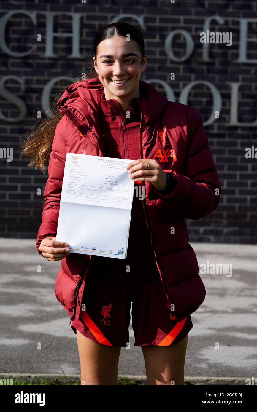 Evie Smith, che gioca per le donne del Liverpool FC alla Bishop Blanch School di Liverpool, mentre gli studenti ricevono i loro risultati A-Level. Data immagine: Martedì 10 agosto 2021. Foto Stock