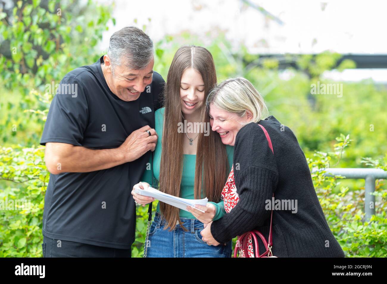 Bromsgrove, Worcs, Regno Unito. 10 agosto 2021. Megan Reid della North Bromsgrove High School di Bromsgrove, nel Worcestershire, raccoglie i risultati DI un esame di livello con i genitori orgogliosi Mark e Andrea. Ha ottenuto tre gradi A|* e sta andando studiare l'insegnamento per la sua carriera futura. Credit: Peter Lopeman/Alamy Live News Foto Stock