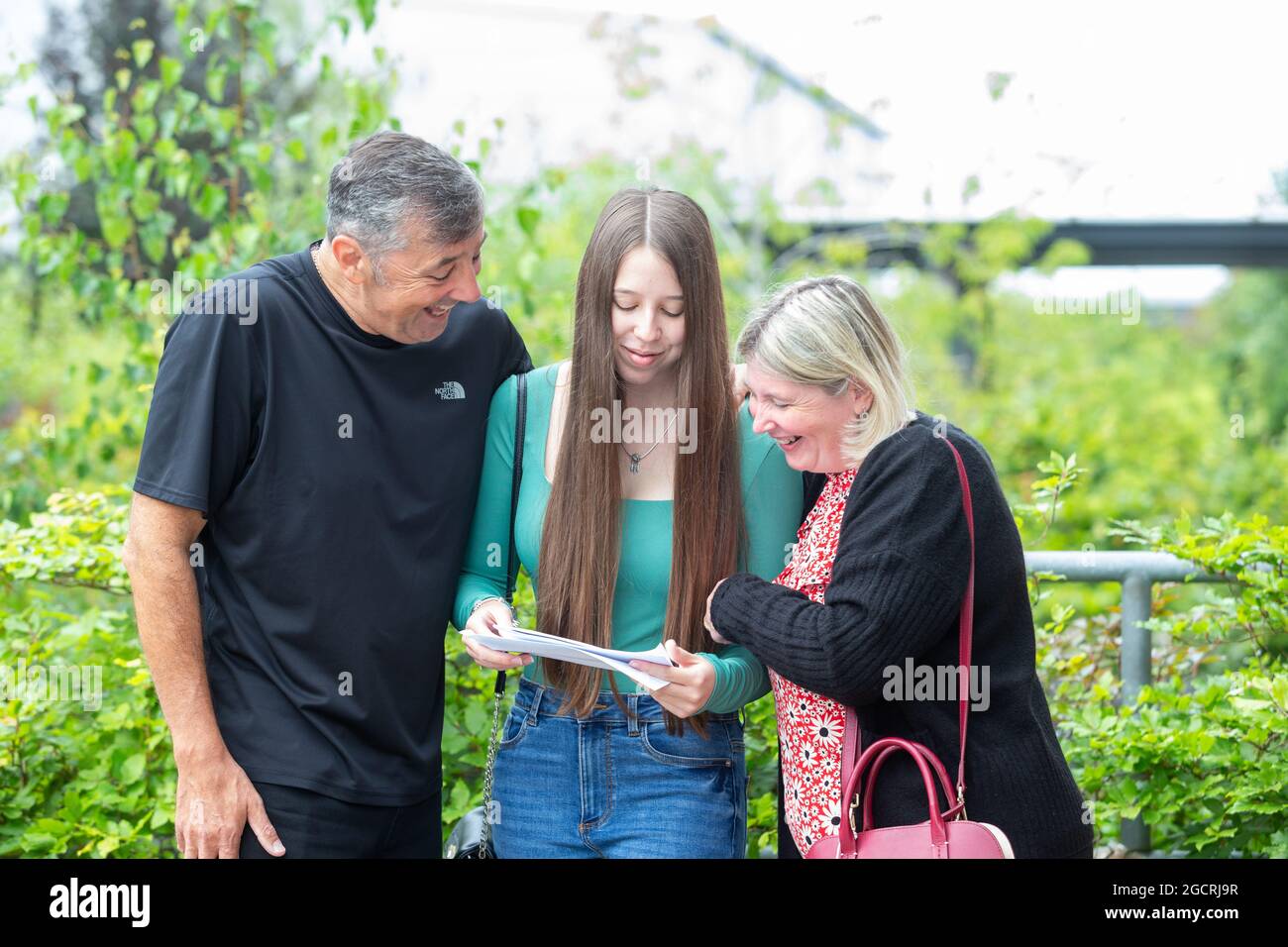 Bromsgrove, Worcs, Regno Unito. 10 agosto 2021. Megan Reid della North Bromsgrove High School di Bromsgrove, nel Worcestershire, raccoglie i risultati DI un esame di livello con i genitori orgogliosi Mark e Andrea. Ha ottenuto tre gradi A|* e sta andando studiare l'insegnamento per la sua carriera futura. Credit: Peter Lopeman/Alamy Live News Foto Stock