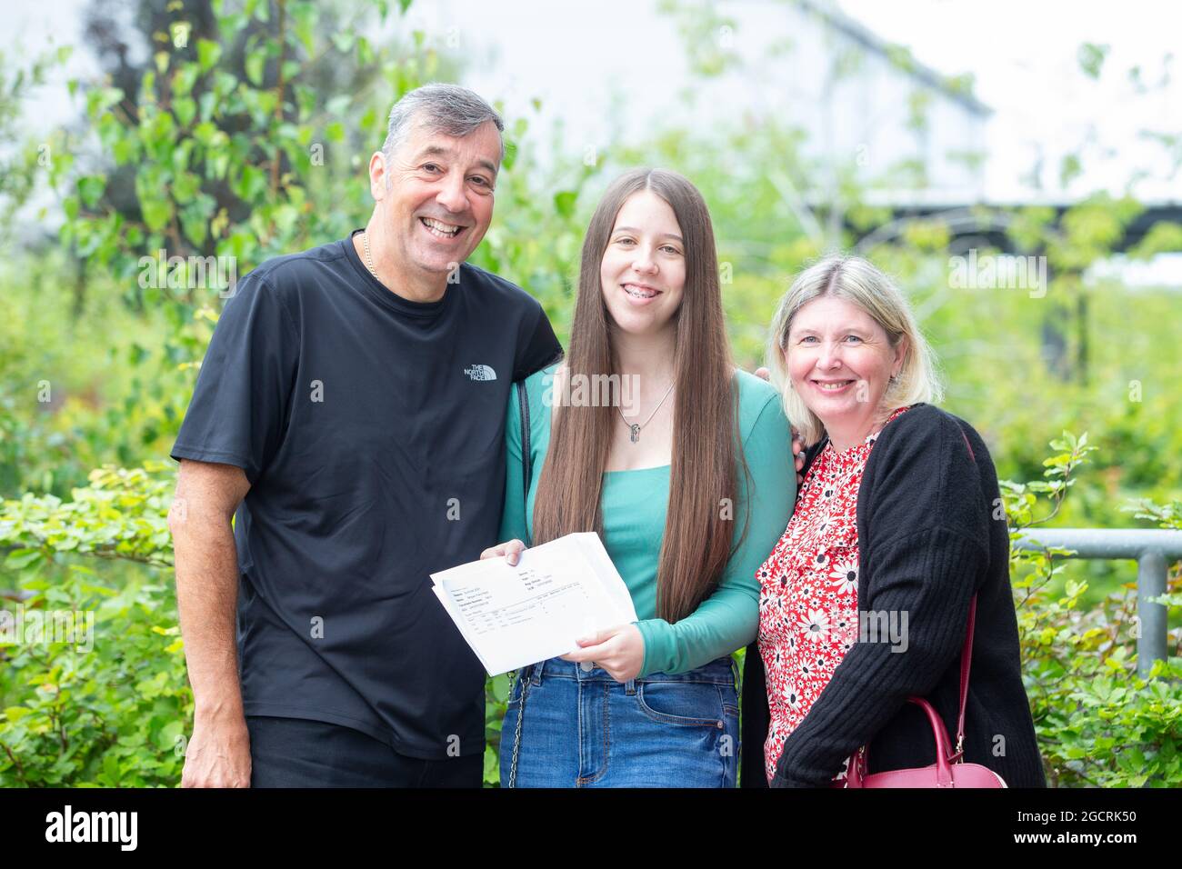 Bromsgrove, Worcs, Regno Unito. 10 agosto 2021. Megan Reid della North Bromsgrove High School di Bromsgrove, nel Worcestershire, raccoglie i risultati DI un esame di livello con i genitori orgogliosi Mark e Andrea. Ha ottenuto tre gradi A|* e sta andando studiare l'insegnamento per la sua carriera futura. Credit: Peter Lopeman/Alamy Live News Foto Stock