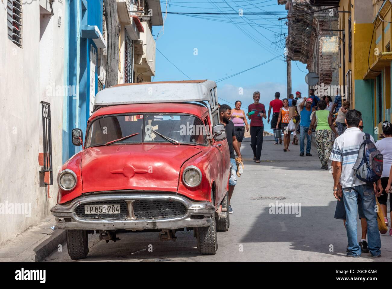 Auto d'epoca e vita cittadina americana, Santiago de Cuba, Cuba, 2016 Foto Stock