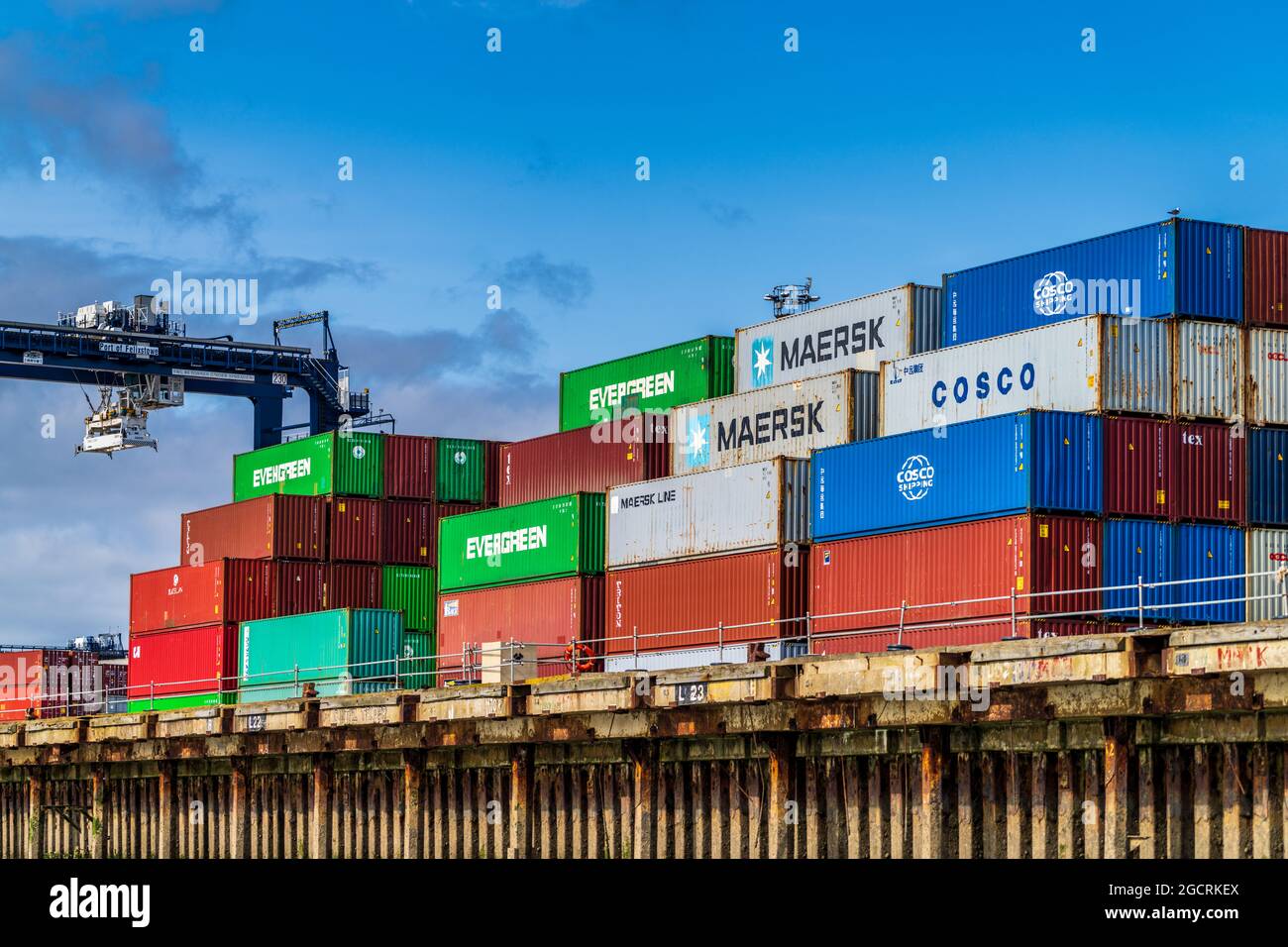 Global Supply Chains - Containers accatastati sul porto di Felixstowe UK. Congestione della catena di fornitura globale. Foto Stock