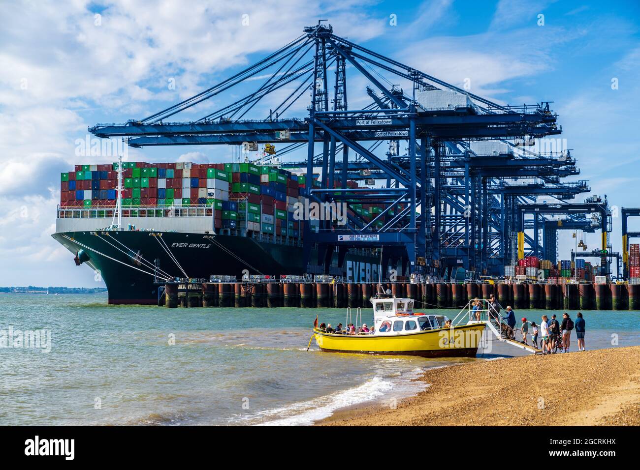 Il traghetto per Harwich Harbour preleva i passeggeri a piedi al porto di Felistowe nell'Inghilterra orientale Foto Stock