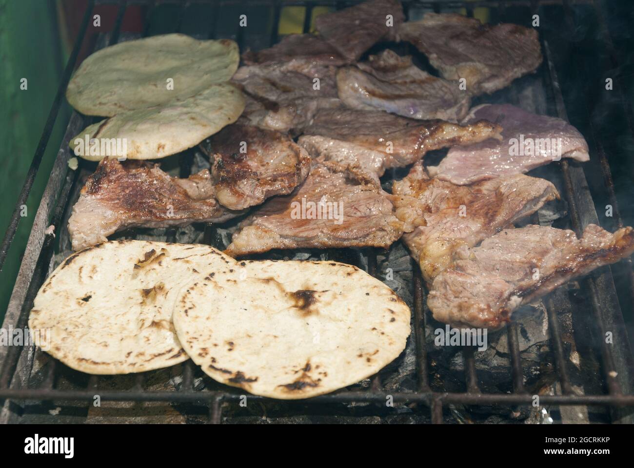 Griglia di manzo con tortillas di mais Foto Stock