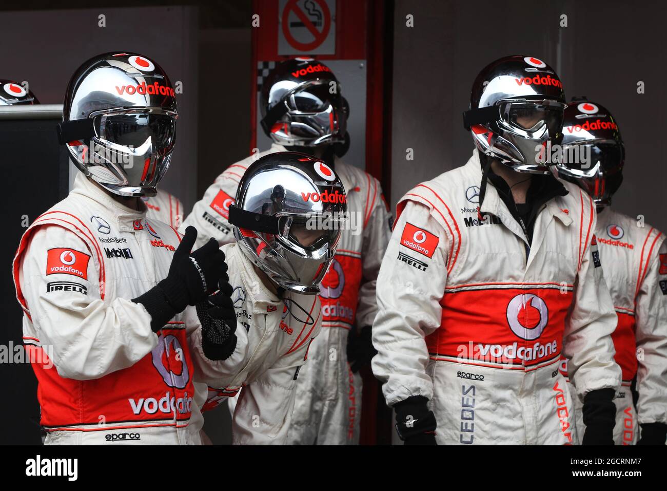 McLaren pitstop equipaggio. Formula uno Testing, Barcellona, Spagna. 2 marzo 2012. Foto Stock